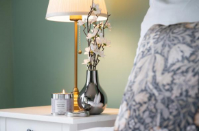 King Beds & Free WiFi close to Shops, Cafes w-Parking